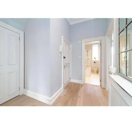Flat Overlooking Botanic Gardens