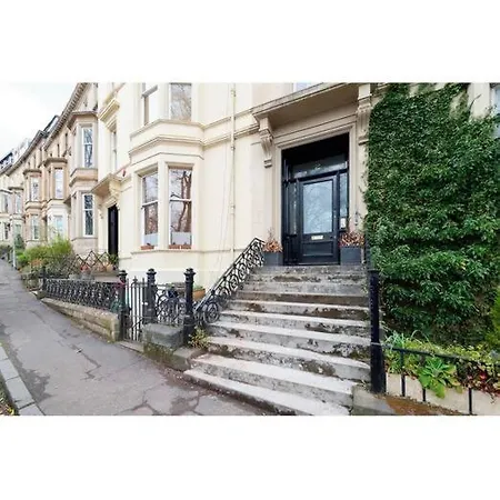 Flat Overlooking Botanic Gardens *