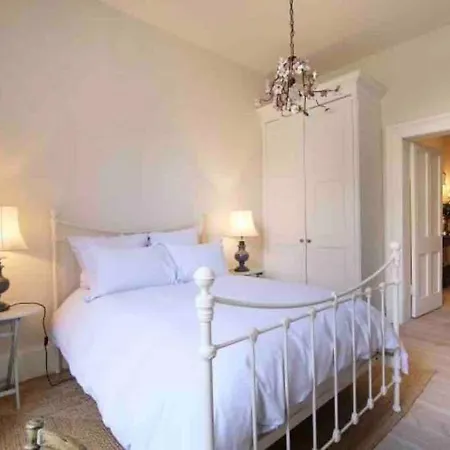 Of Joy - 3 Bedroom With Private Garden アパート *