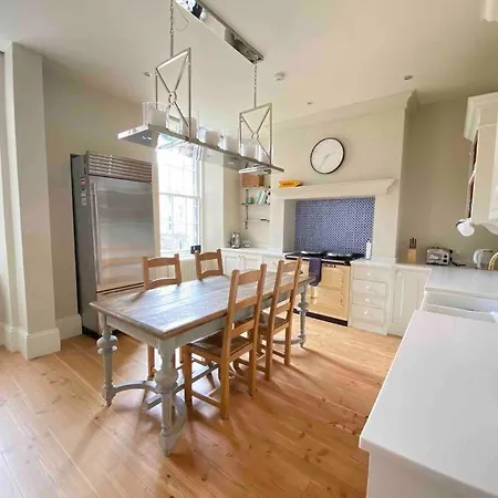 Of Joy - 3 Bedroom With Private Garden Daire *