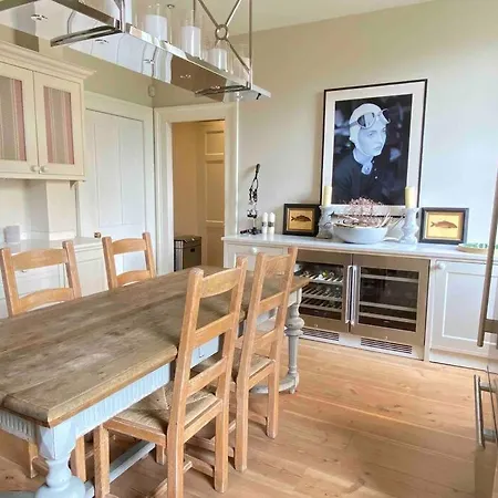 Of Joy - 3 Bedroom With Private Garden Apartment Glasgow