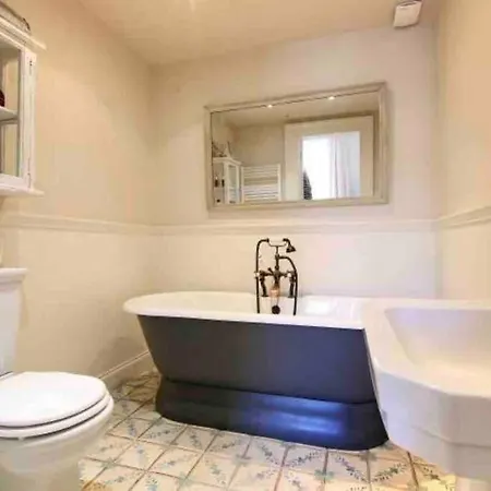 Of Joy - 3 Bedroom With Private Garden Apartment Glasgow