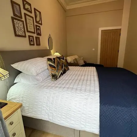 Luxury Victorian Spacious Flat * Glasgow