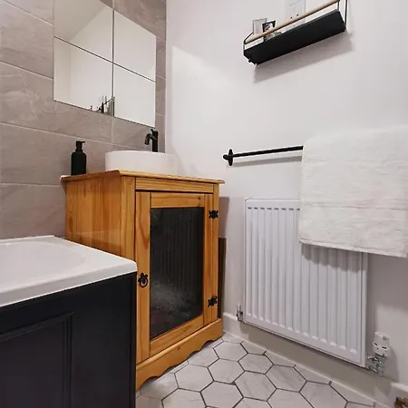 Peaceful House: Location With Free Parking Apartment *