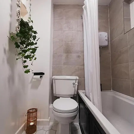 Peaceful House In The Heart Of City, Close To Queen Elizabeth Hospital And Govan Subway, Free Private Parking