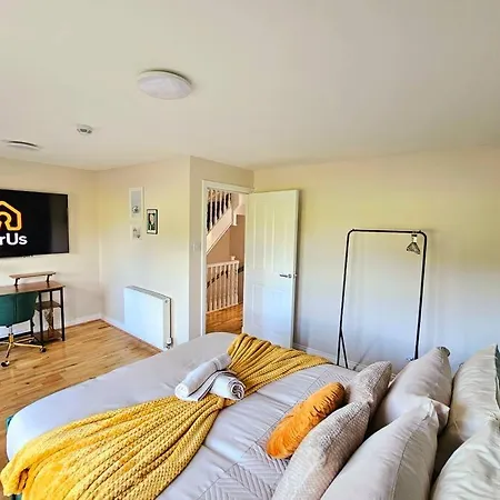 Modern 5 Bedroom Townhouse With Free Parking Feriehus