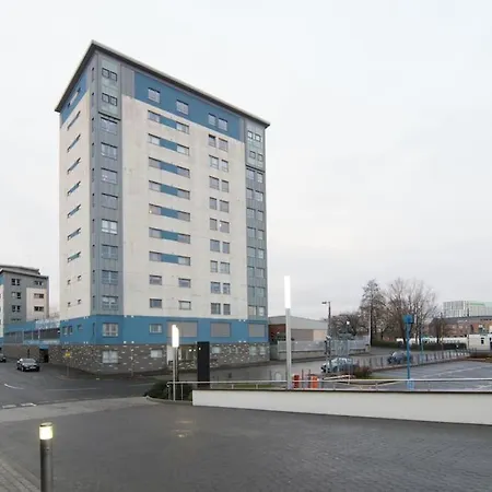 Executive 2 Bed 2 Bath - Free Parking Apartment Glasgow
