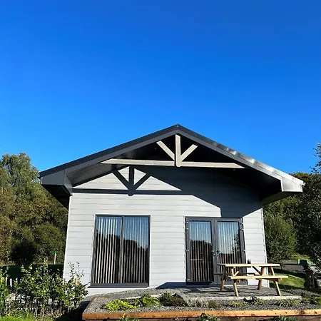 Spacious 3-bedroom On Country Estate Near - Sleeps 6 Apartment