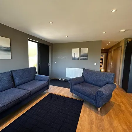 Spacious 3-bedroom On Country Estate Near - Sleeps 6 Apartament *