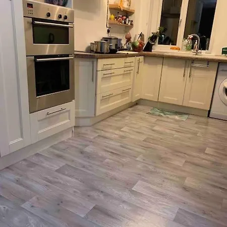 Facing Spacious Free Parking Appartement Glasgow