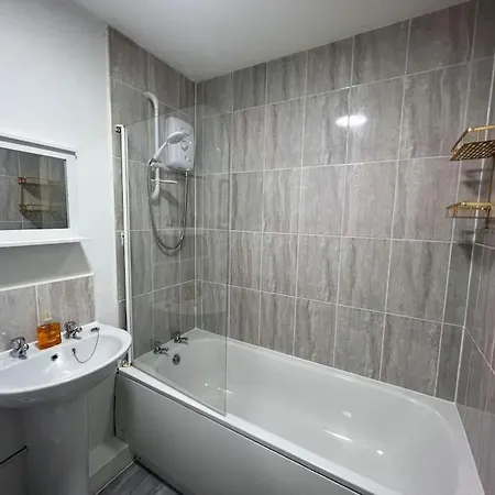 Ideal 2 Bedroom