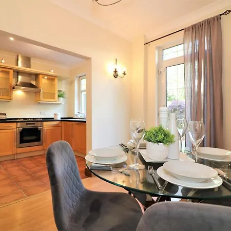 Signature - Lincoln View גלאזגו