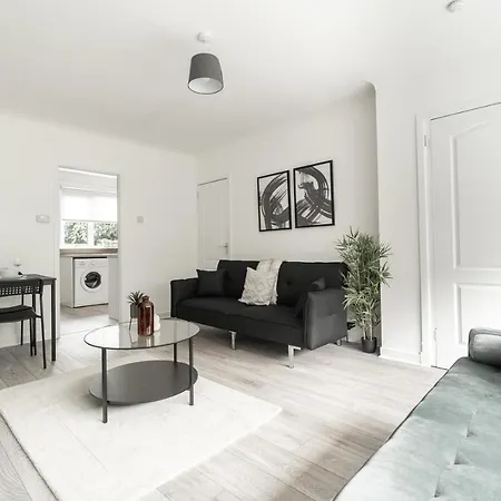 2 Bdr House By Caledonia Luxe Short Lets & Serviced *