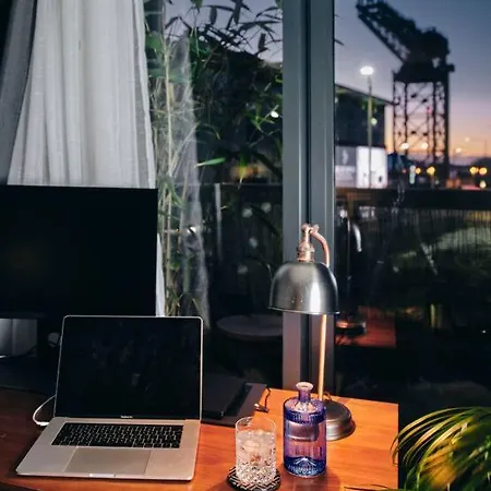 Glasgow, Finnieston Luxury 2 Bed With Parking, E-check In, Hi-fi *