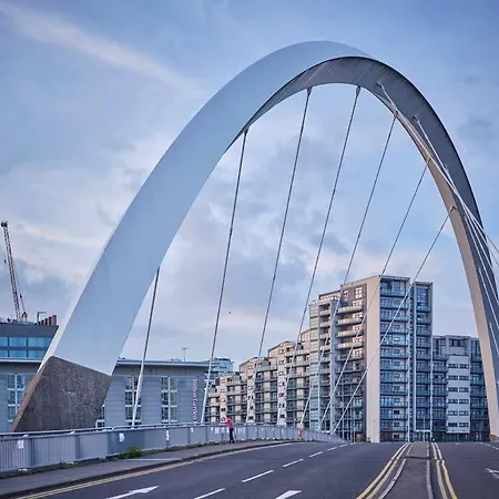 Glasgow, Finnieston Luxury 2 Bed With Parking, E-check In, Hi-fi