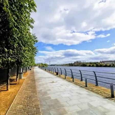 Glasgow, Finnieston Luxury 2 Bed With Parking, E-check In, Hi-fi *