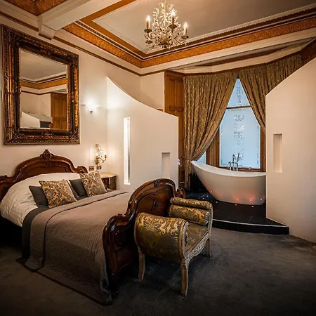 The Alamo Guest house