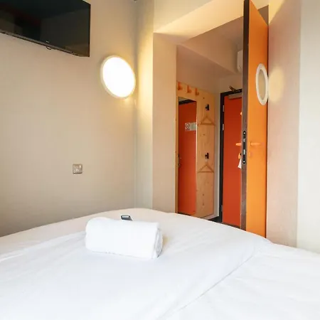 Easyhotel 2*