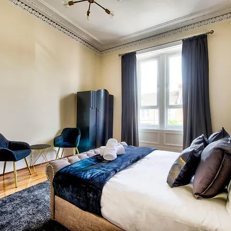 Stunning 5 Bedroom Apt, Close To Centre, Sec, Hydro And Motorway Apartment *