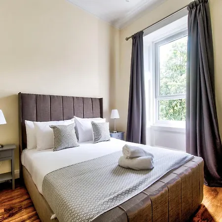 Stunning 5 Bedroom Apt, Close To Centre, Sec, Hydro And Motorway Apartment