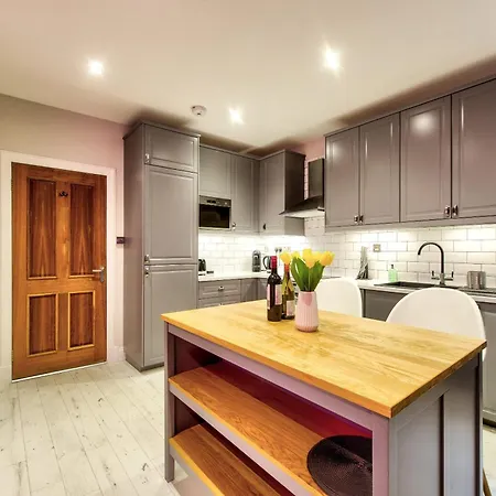 Apartment Stylish & Spacious 3 Bedroom In Finnieston, West End
