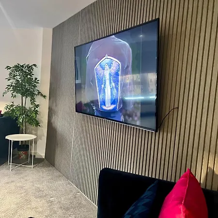 Glas-go 2 Bedroom 3 Min Walk To Secc Hydro Free Parking Onsite Apartment *
