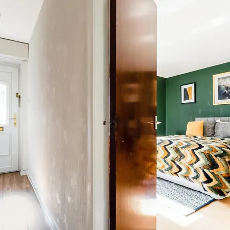 Spacious 2-bedroom Main Door With Private Parking Apartment Glasgow