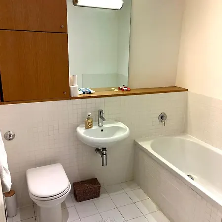 Spacious Queen Bed Centre Penthouse With Balcony - Homeshare - Live In Host ホームステイ グラスゴー