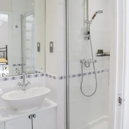 Apartment Number1townhouse With Private Balcony & Parking