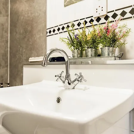 Spacious 2-bedroom Main Door With Private Parking グラスゴー