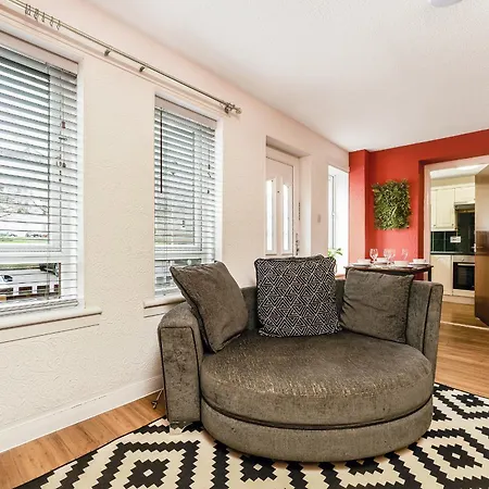 Spacious 2-bedroom Main Door With Private Parking * グラスゴー