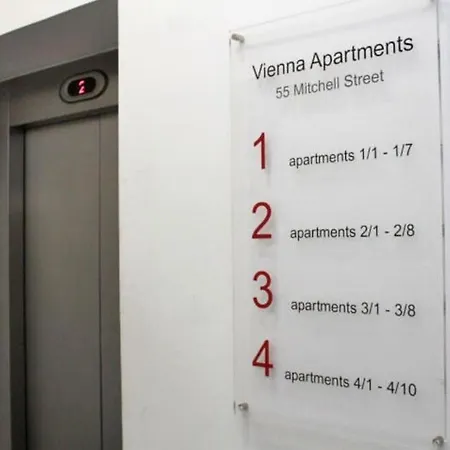 Spacious Flat Next To Station 公寓