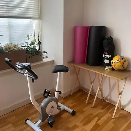 Spacious Flat Next To Station *