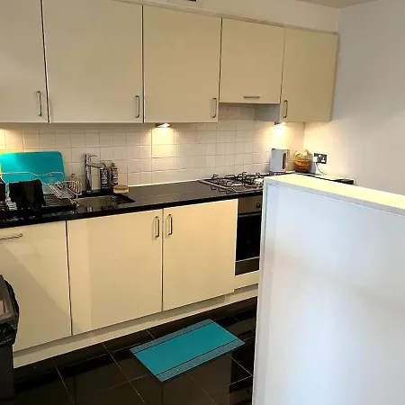 Spacious Queen Bed Centre Penthouse With Balcony - Homeshare - Live In Host منزل للإقامة *