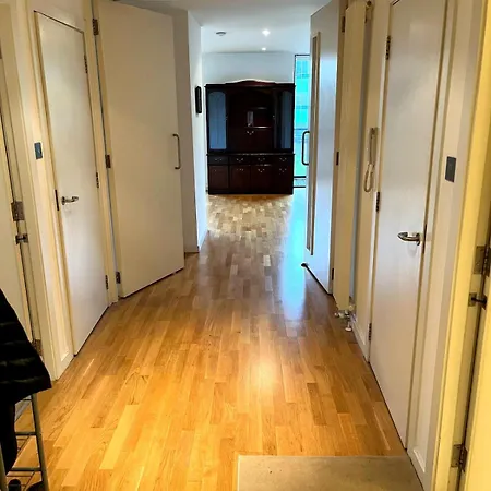 Spacious Queen Bed Centre Penthouse With Balcony - Homeshare - Live In Host منزل للإقامة *