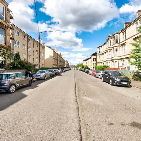 Stunning 5 Bedroom Apt, Close To Centre, Sec, Hydro And Motorway Apartment