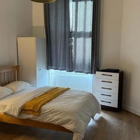Large 3 Bed Apt Close To City, Ovo Hydro And Ibrox Stadium Apartment Glasgow