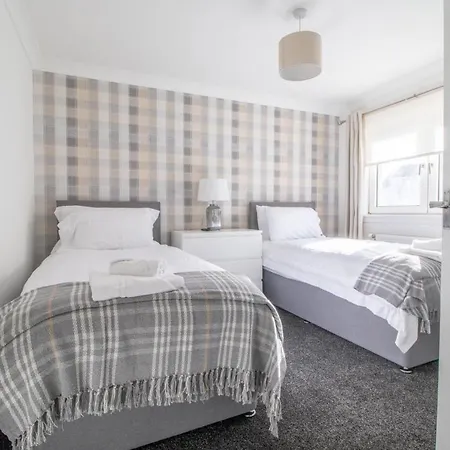 Kirkwood House 2 Bedroom House In Coatbridge *