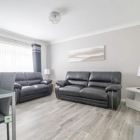 Kirkwood House 2 Bedroom House In Coatbridge Holiday home Glasgow