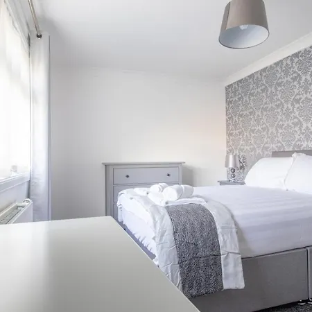 Kirkwood House 2 Bedroom House In Coatbridge Holiday home Glasgow