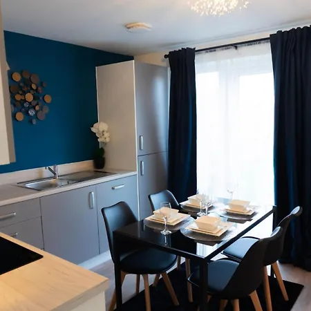 Stylish House With Private Parking