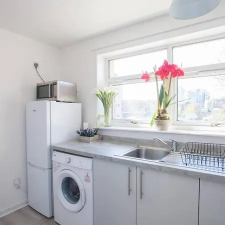 Cosy 1 Bed With Parking In City Centre 아파트