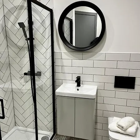 1 Bed In West End Apartment *