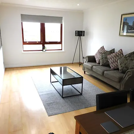 Charming 2 Bed Close To And Sec Hydro Apartment