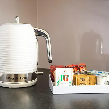 Stunning 5 Bedroom Apt, Close To Centre, Sec, Hydro And Motorway Apartment