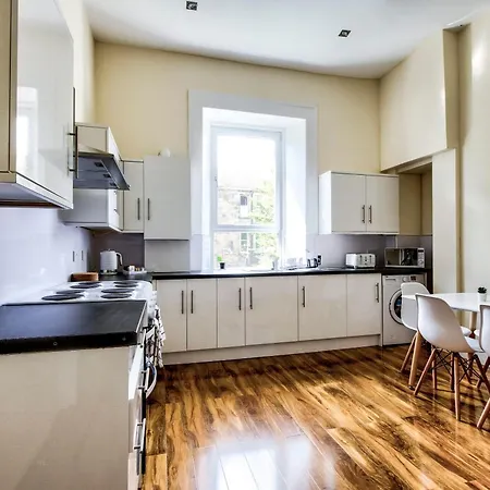 Daire Stunning 5 Bedroom Apt, Close To Centre, Sec, Hydro And Motorway *