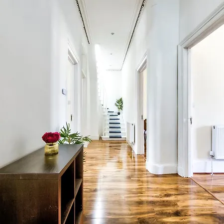 Stunning 5 Bedroom Apt, Close To Centre, Sec, Hydro And Motorway Appartement *