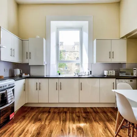 Apartment Stunning 5 Bedroom Apt, Close To Centre, Sec, Hydro And Motorway *