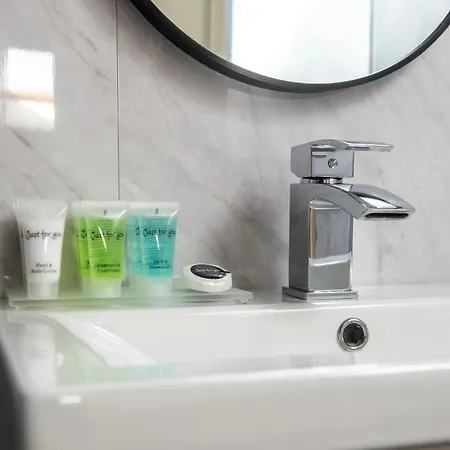 Stunning 5 Bedroom Apt, Close To Centre, Sec, Hydro And Motorway *