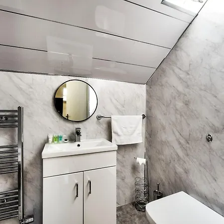 Stunning 5 Bedroom Apt, Close To Centre, Sec, Hydro And Motorway Apartment
